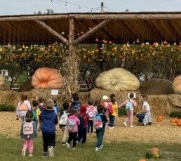 bambini durante un'uscita didattica al villaggio delle zucch