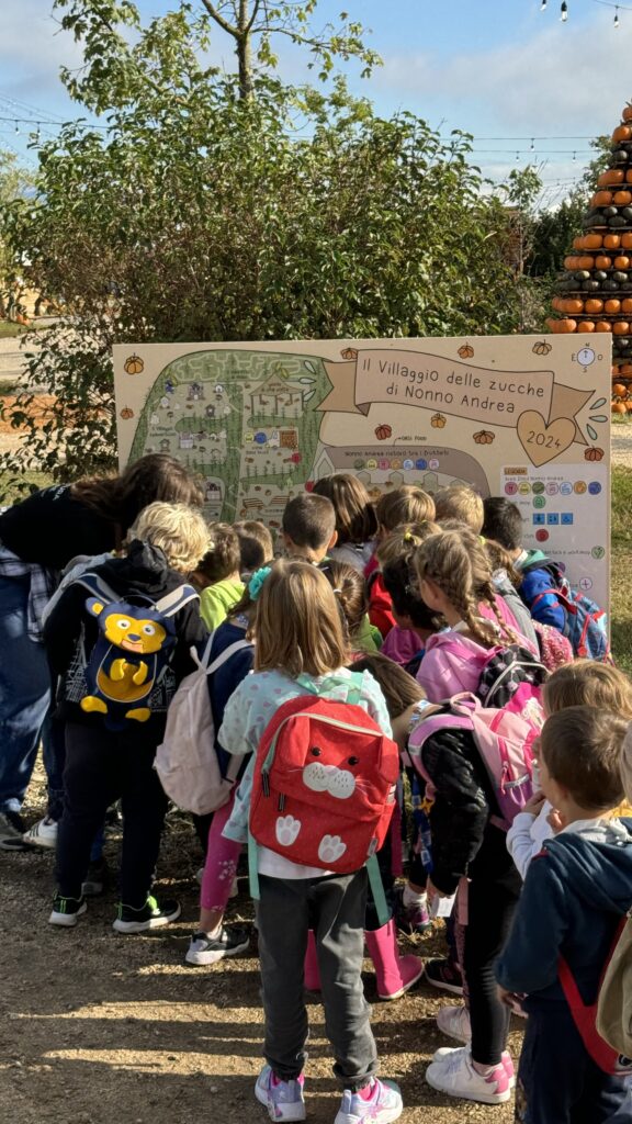 bambini che guardano una mappa durante un'uscita didattica